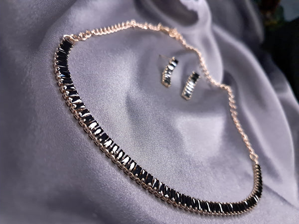 Midnight Allure – Sleek Choker Set