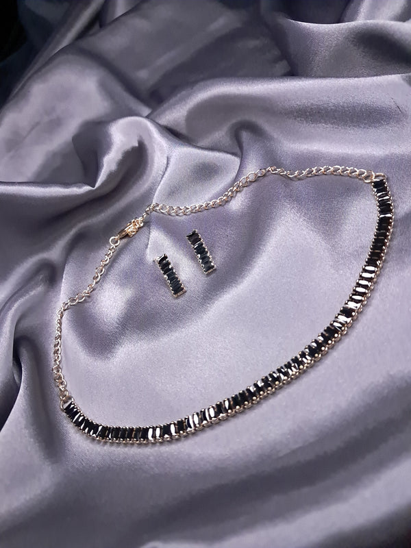 Midnight Allure – Sleek Choker Set