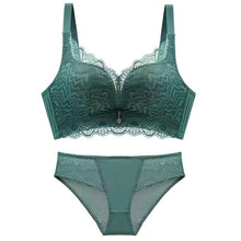 Scarlet Lace Beauty Set